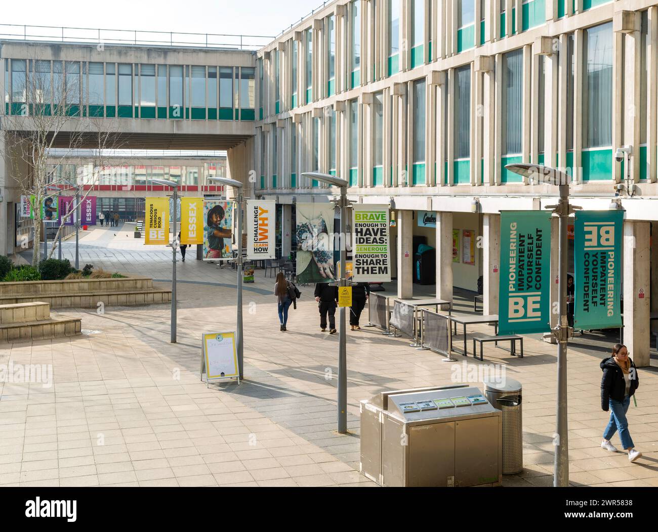 Studenten, die auf dem Campus spazieren gehen, University of Essex, Colchester, Essex, England, UK Stockfoto