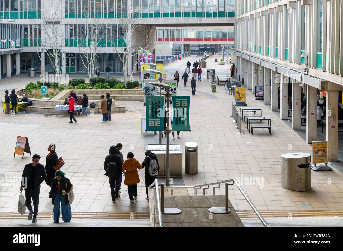 Studenten, die auf dem Campus spazieren gehen, University of Essex, Colchester, Essex, England, UK Stockfoto