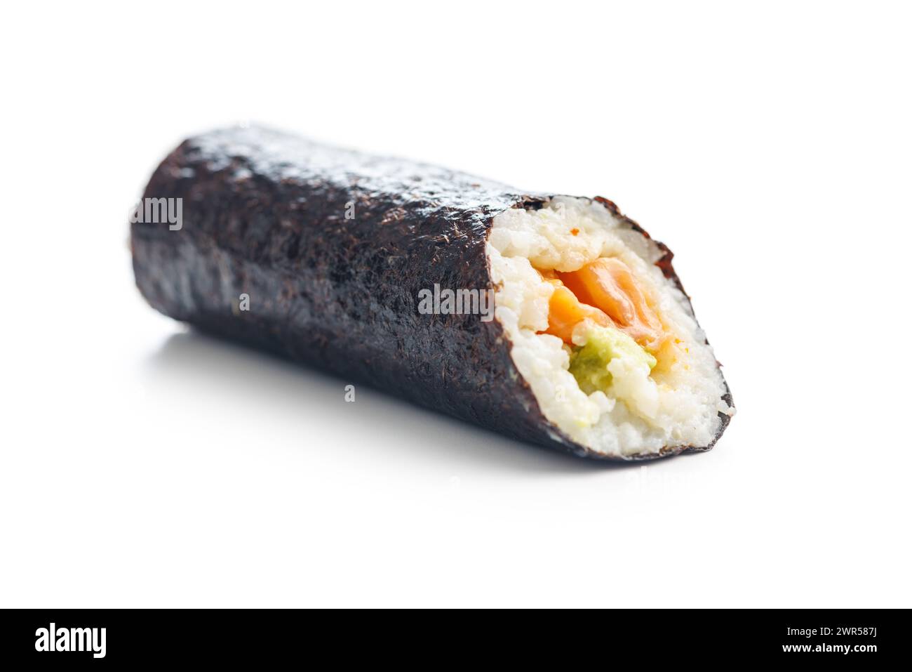 Eine detaillierte Ansicht einer einzelnen Sushi-Rolle mit den verschiedenen farbenfrohen Zutaten, die eng mit Algen und Reis umhüllt sind, vor einem weißen bac Stockfoto