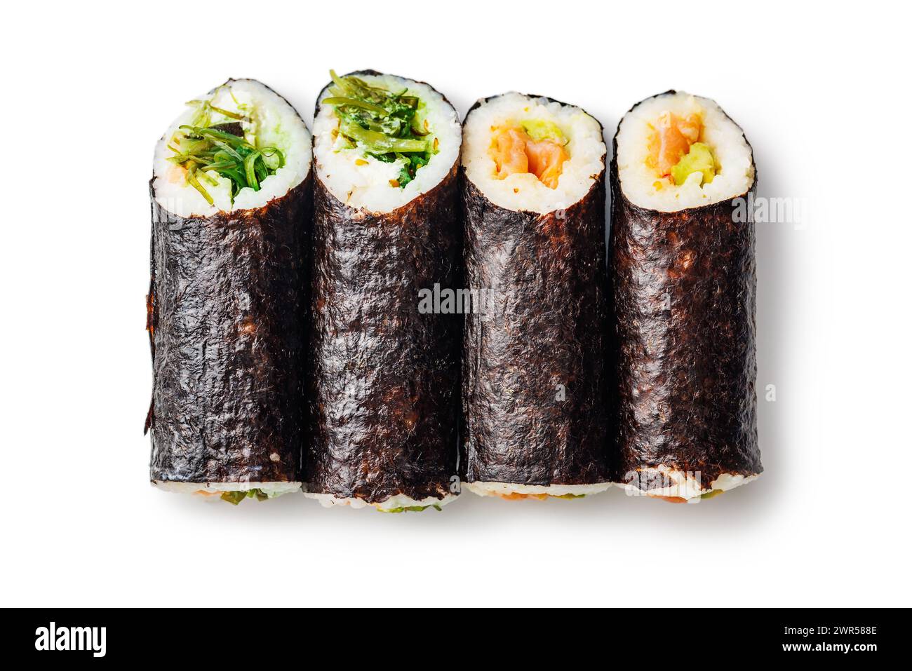 Eine detaillierte Ansicht der Sushi-Brötchen mit den verschiedenen farbenfrohen Zutaten, die eng mit Algen und Reis umhüllt sind, vor einem schlichten weißen Hintergrund. Stockfoto
