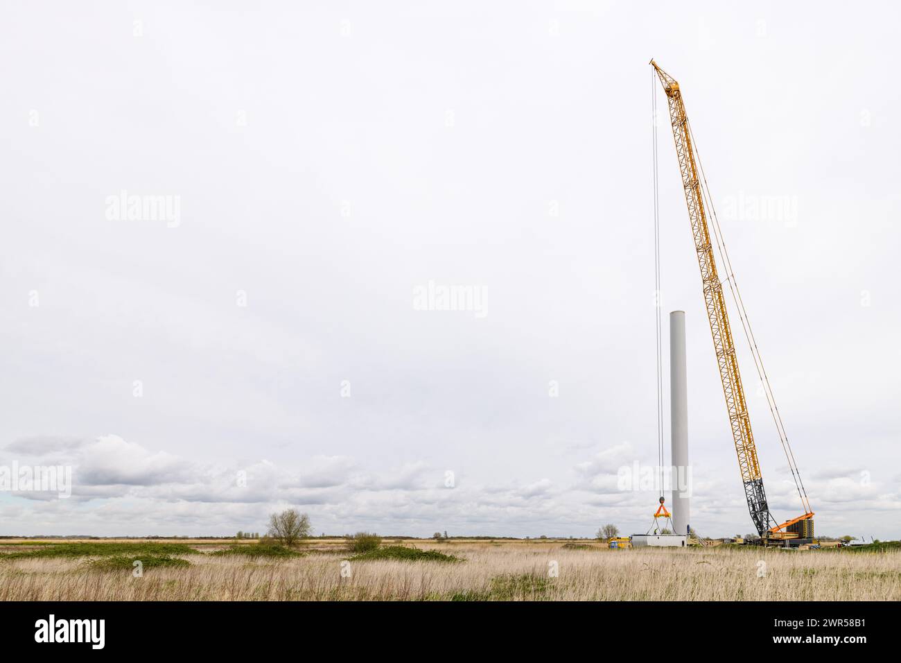 MELISSANT, GOEREE-OVERFLAKKEE, NIEDERLANDE - 8. APRIL 2022: Bau einer Windkraftanlage im neu entwickelten Windpark Kroningswind bei M Stockfoto