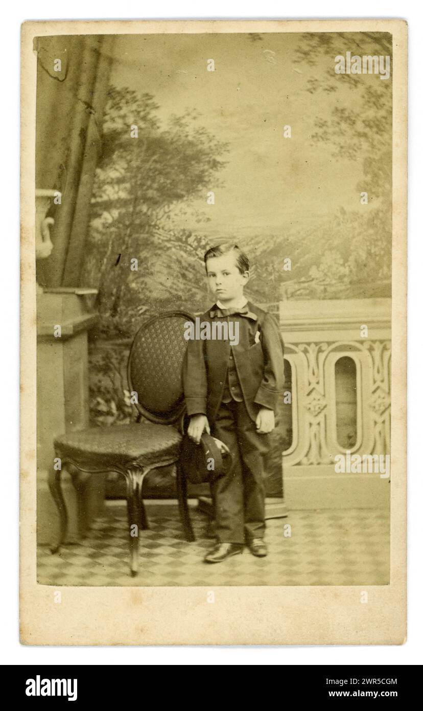 Original viktorianische Carte de Visite (Visitenkarte oder CDV) eines jungen viktorianischen Jungen, viktorianisches Kind, ca. 5 oder 6 Jahre alt, mit einer spitzen Kappe, Studio of London School of Photography. Ungefähr Anfang der 1860er Jahre Stockfoto