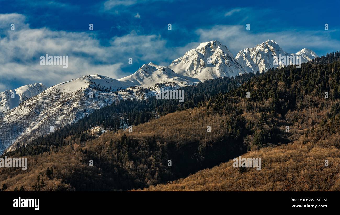 Die schneebedeckten Gipfel des Aiguilles d’Arves-Mas de la Grave, auch bekannt als Arvan-Villards-Massiv. Skigebiet Les Sybelles. Frankreich Stockfoto
