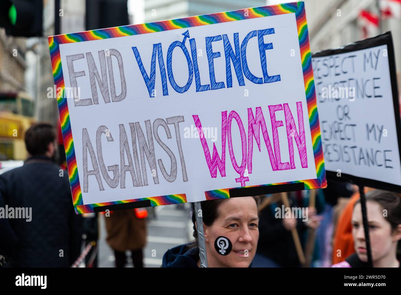 Million Women Rise march, als Teil des Internationalen Frauentages 2024. Protest gegen Unterdrückung, Ungleichheit, reproduktive Rechte und Gewalt Stockfoto