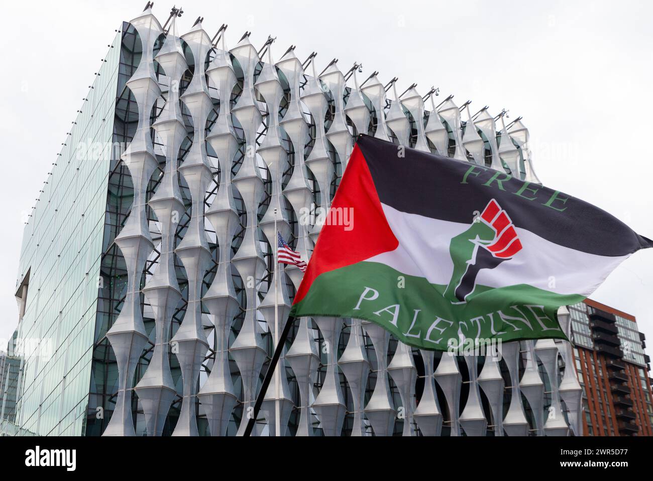 Palästinensische Flagge vor der US-Botschaft auf Protest-marsch pro Palästina in London, Großbritannien, protestiert gegen den Konflikt im Gazastreifen und gegen die israelische Besatzung Stockfoto