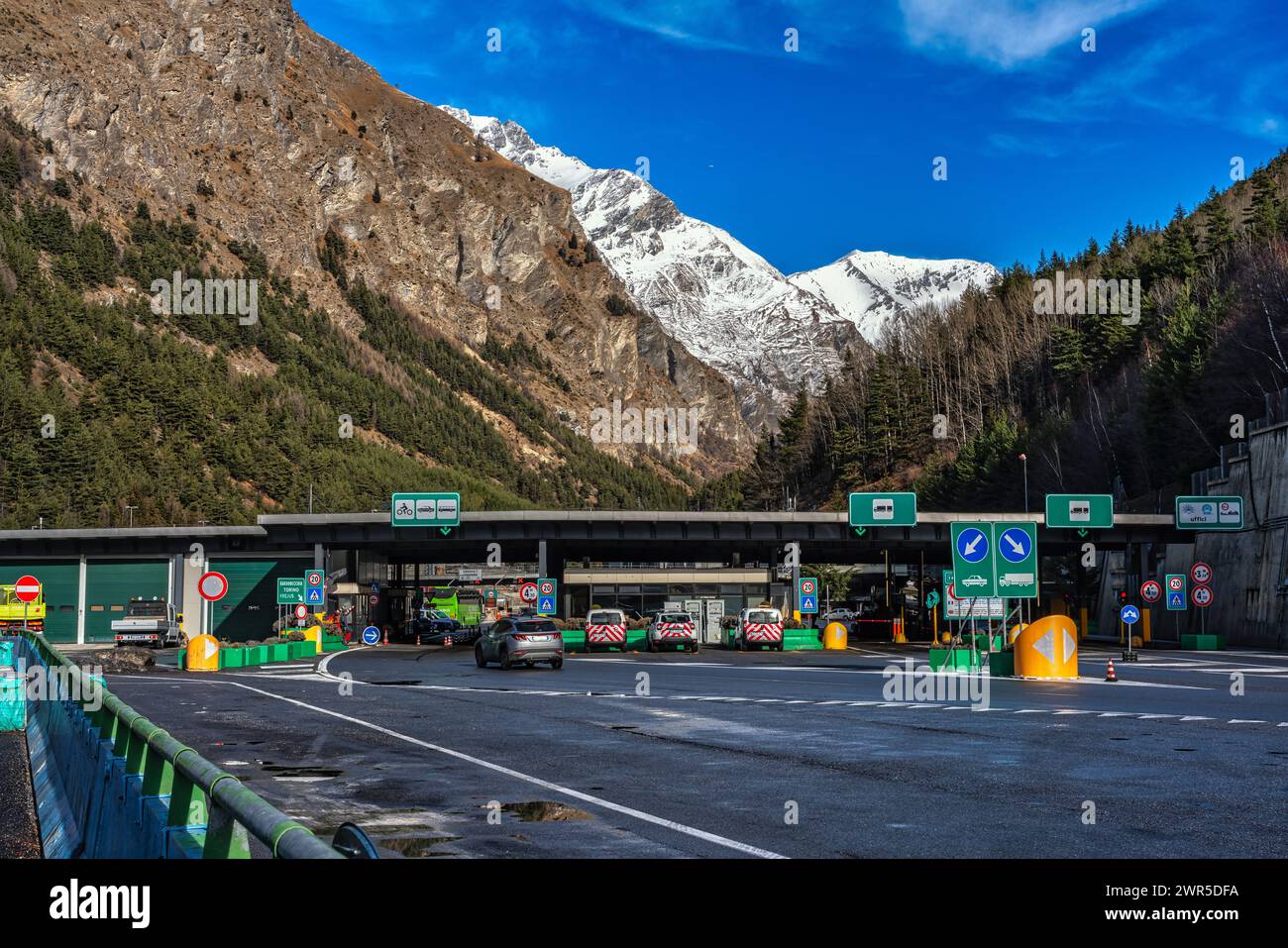 Mautstellen an der italienischen Seite des Zufahrts zum Frejus Road Tunnel. Bardonecchia, Metropolstadt Turin, Piemont, Italien, Europa Stockfoto