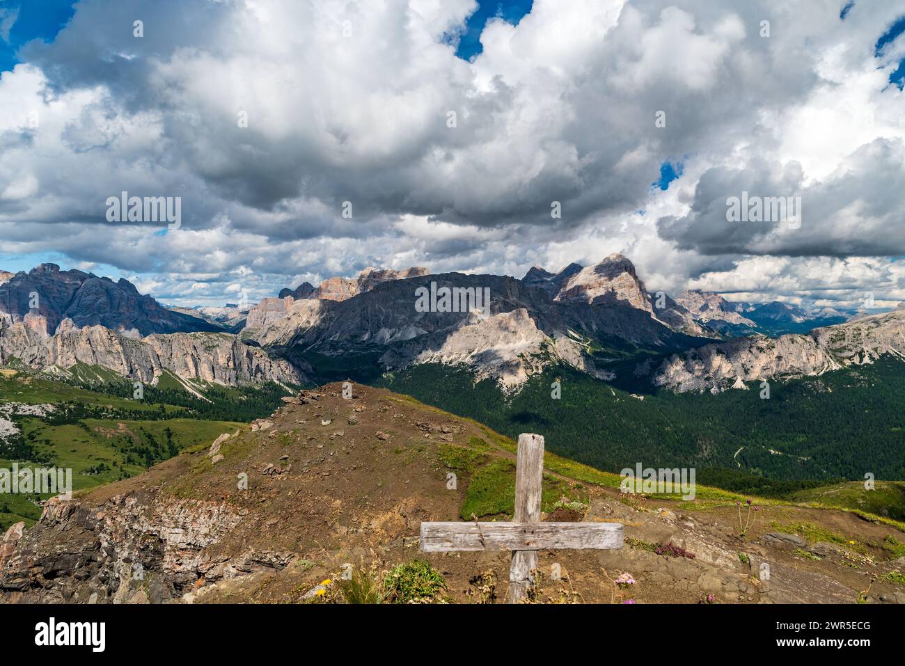 Fanes, Tofana dna viele andere Berggipfel vom Col di Lana Berggipfel in den Dolomiten während der Sommertage mit blauem Himmel und Wolken Stockfoto