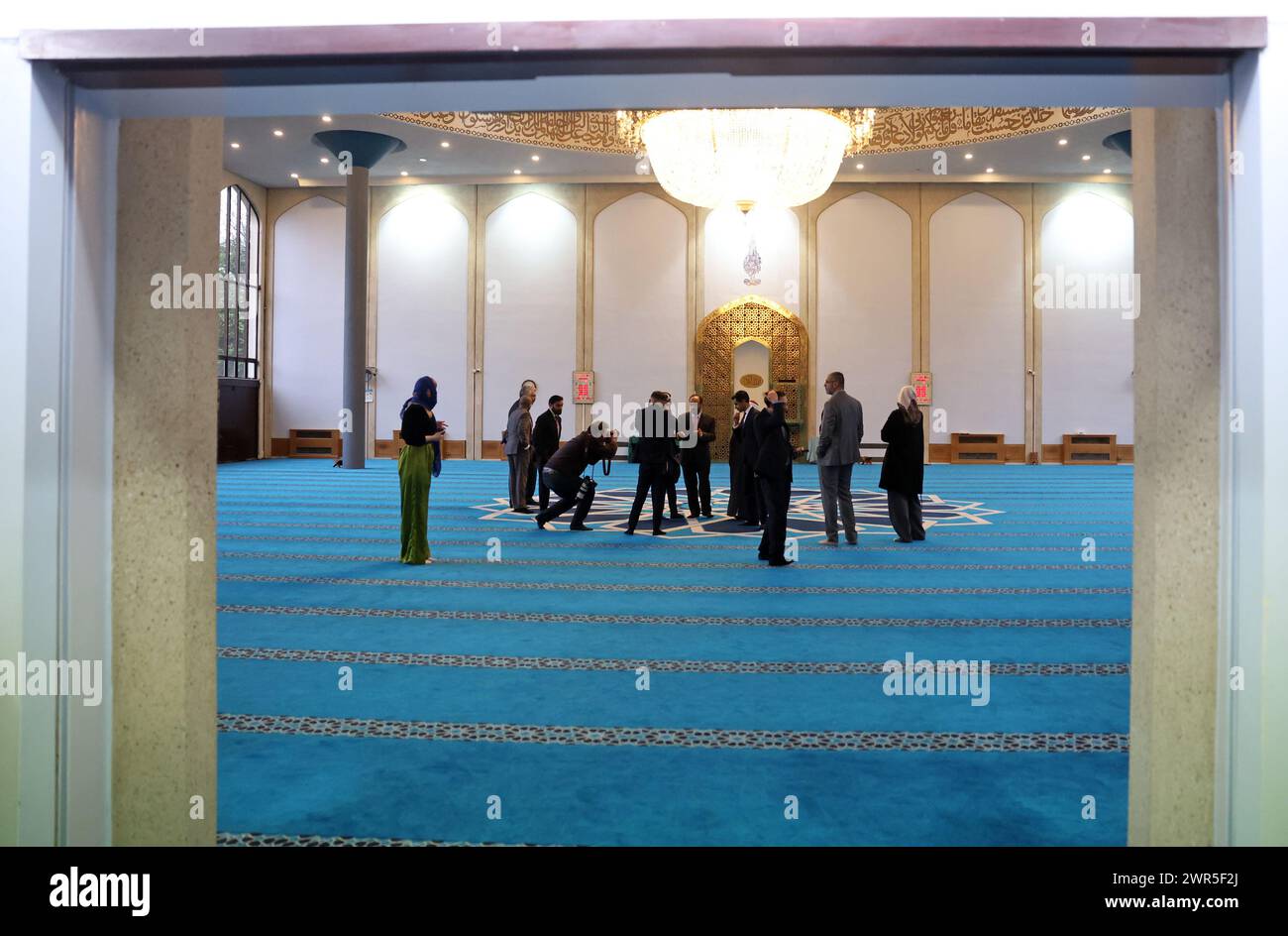 Premierminister Rishi Sunak im Gebetssaal bei einem Besuch der Londoner Zentralmoschee im Norden Londons. Bilddatum: Montag, 11. März 2024. Stockfoto