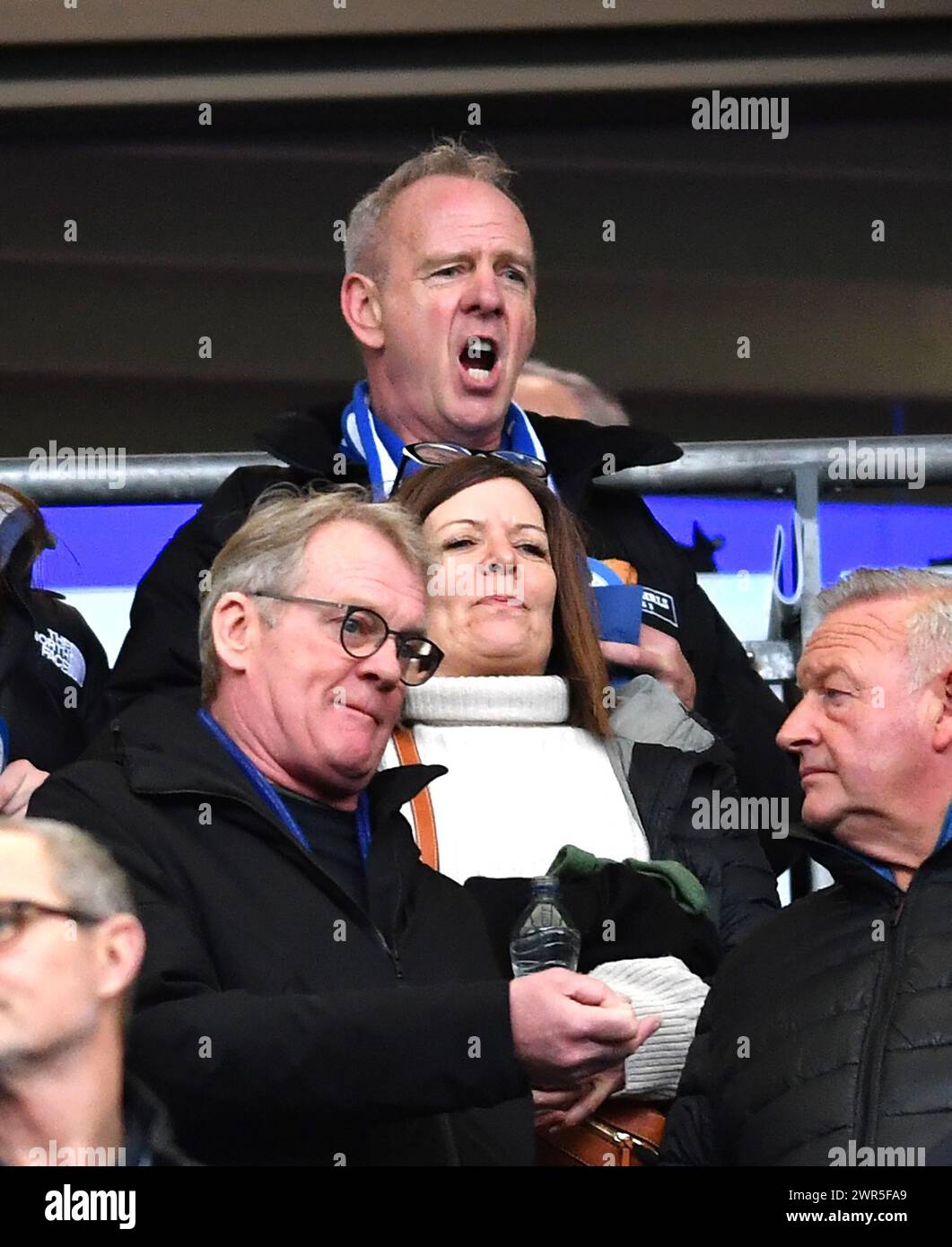 Brighton Fan Norman Cook aka Fatboy Slim in voller Stimme beim Premier League Spiel zwischen Brighton und Hove Albion und Nottingham Forest im American Express Stadium , Brighton , UK - 10. März 2024 Foto Simon Dack / Teleobjektive nur redaktionelle Verwendung. Kein Merchandising. Für Football Images gelten Einschränkungen für FA und Premier League, inc. Keine Internet-/Mobilnutzung ohne FAPL-Lizenz. Weitere Informationen erhalten Sie bei Football Dataco Stockfoto
