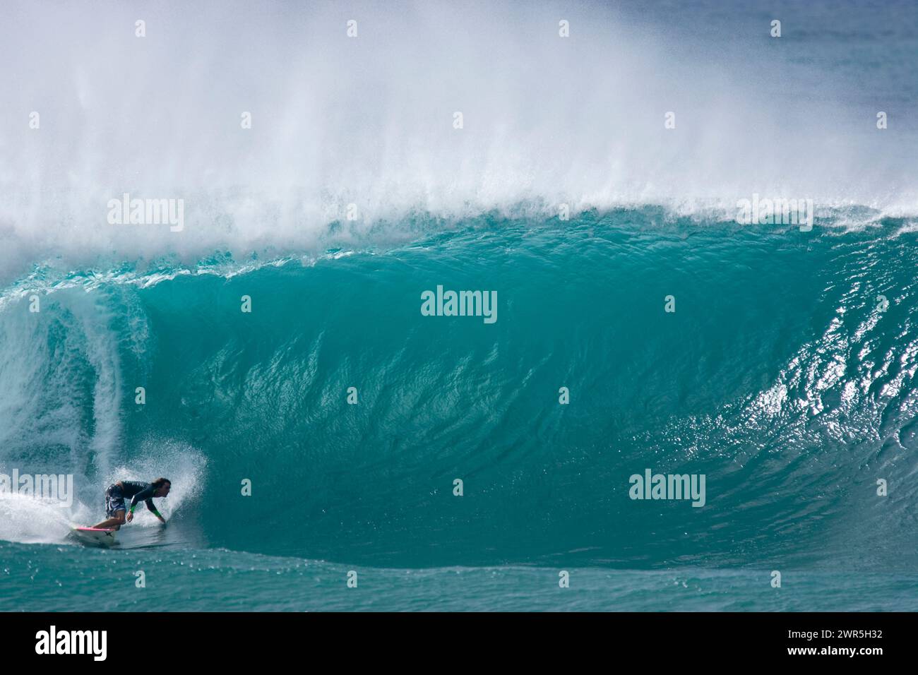 Ein junger Mann, der beim da Hui Backdoor Shootout Surfwettbewerb in Pipeline surft Stockfoto