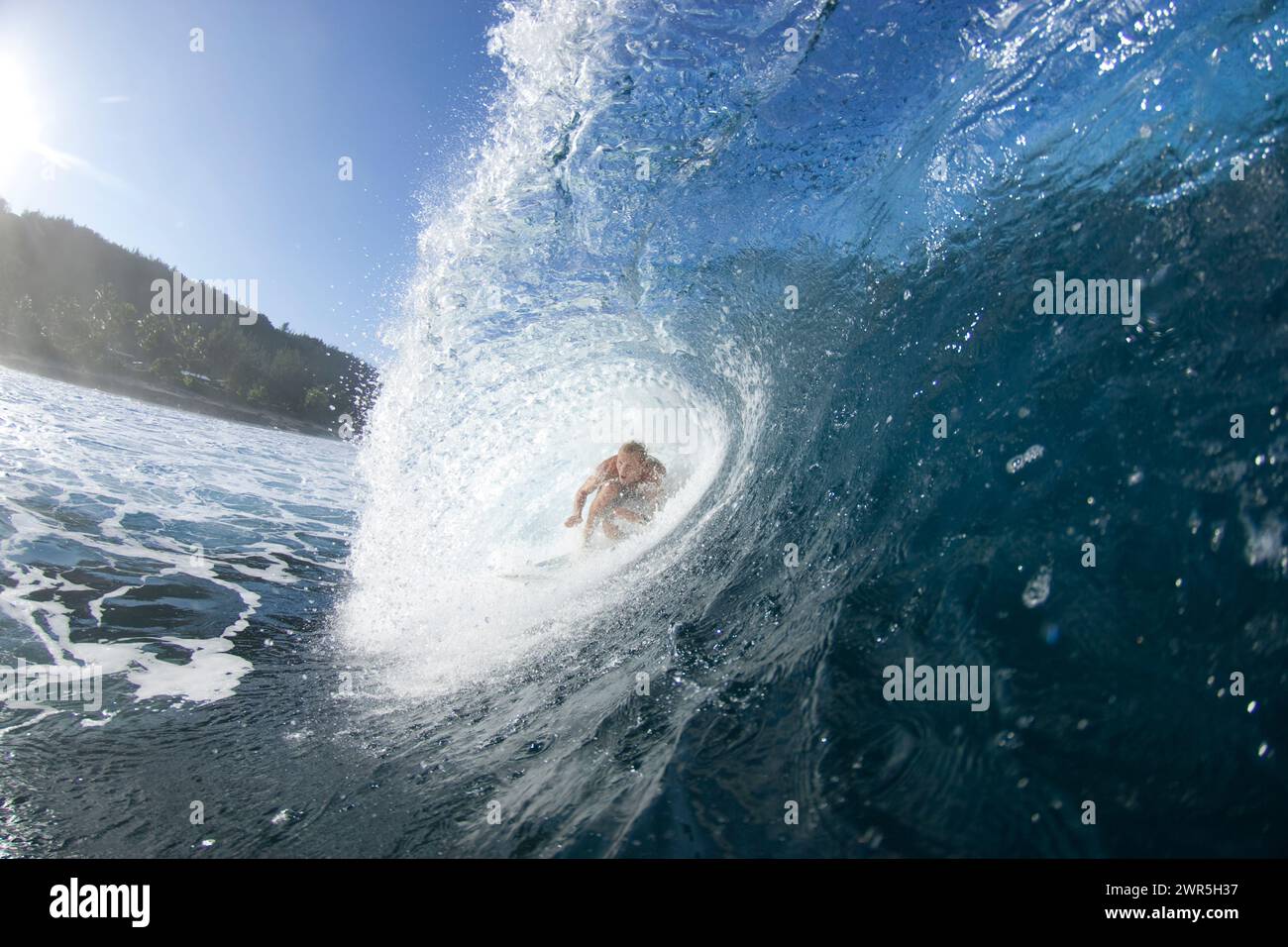 Blick auf das Wasser eines jungen Mannes, der in der Tube in Rocky Point, Hawaii, surft. Stockfoto
