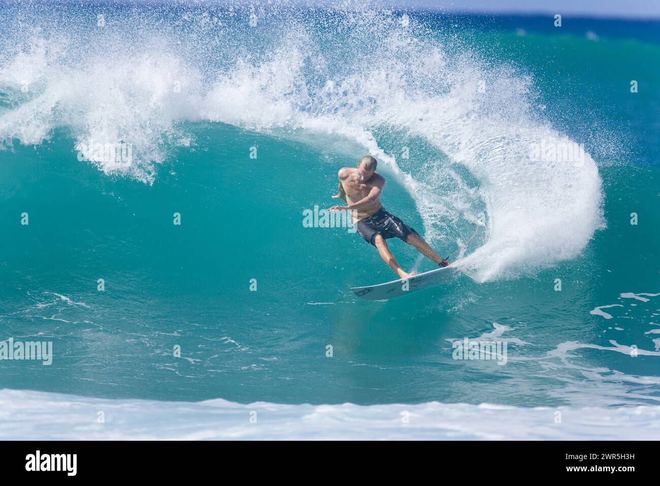 Ein junger Mann, der am Rocky Point am Nordufer von Oahu, Hawaii, surft Stockfoto