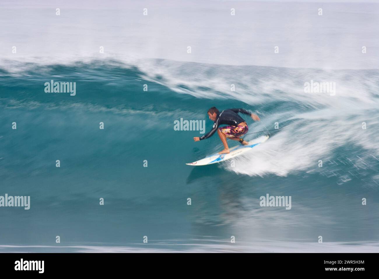 Ein junger Mann, der in Backdoor Pipeline auf Hawaii surft. Stockfoto