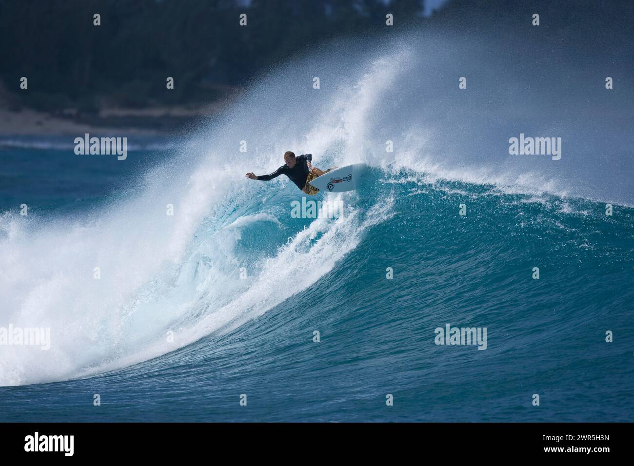 Ein junger Mann, der in Turtle Bay auf Hawaii surft. Stockfoto