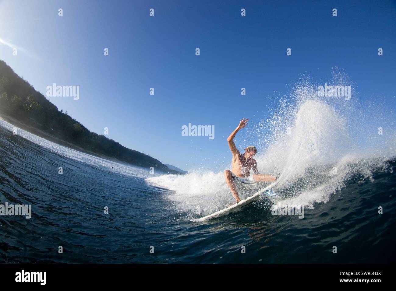 Blick auf das Wasser eines jungen Mannes beim Surfen in Rocky Point, Hawaii. Stockfoto