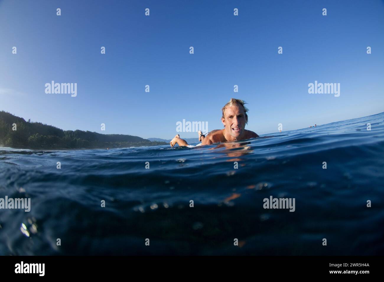 Blick auf das Wasser eines jungen Mannes beim Surfen in Rocky Point, Hawaii. Stockfoto