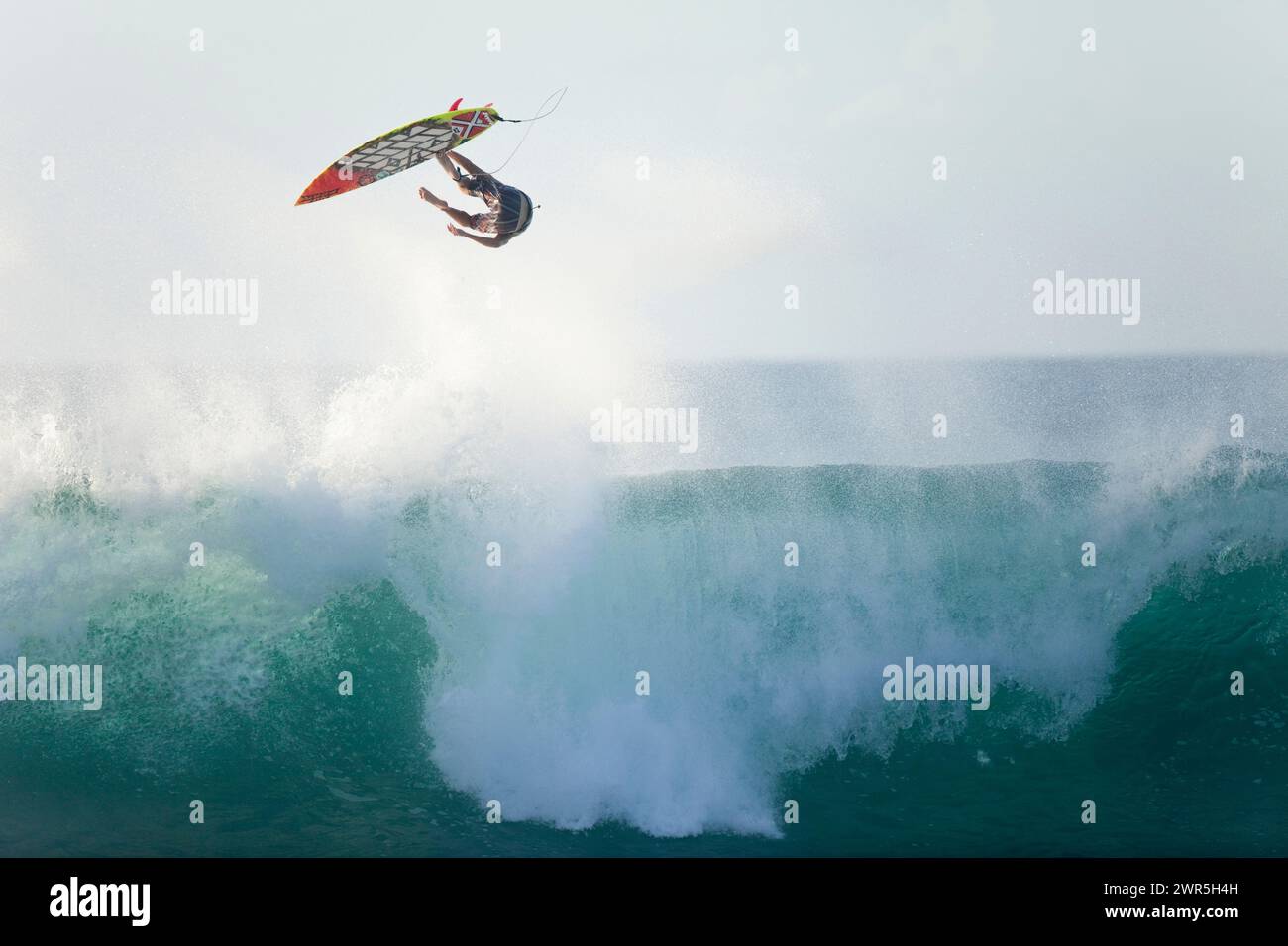 Ein junger Mann, der beim Surfen in Rocky Point, Hawaii, ausgelöscht hat Stockfoto