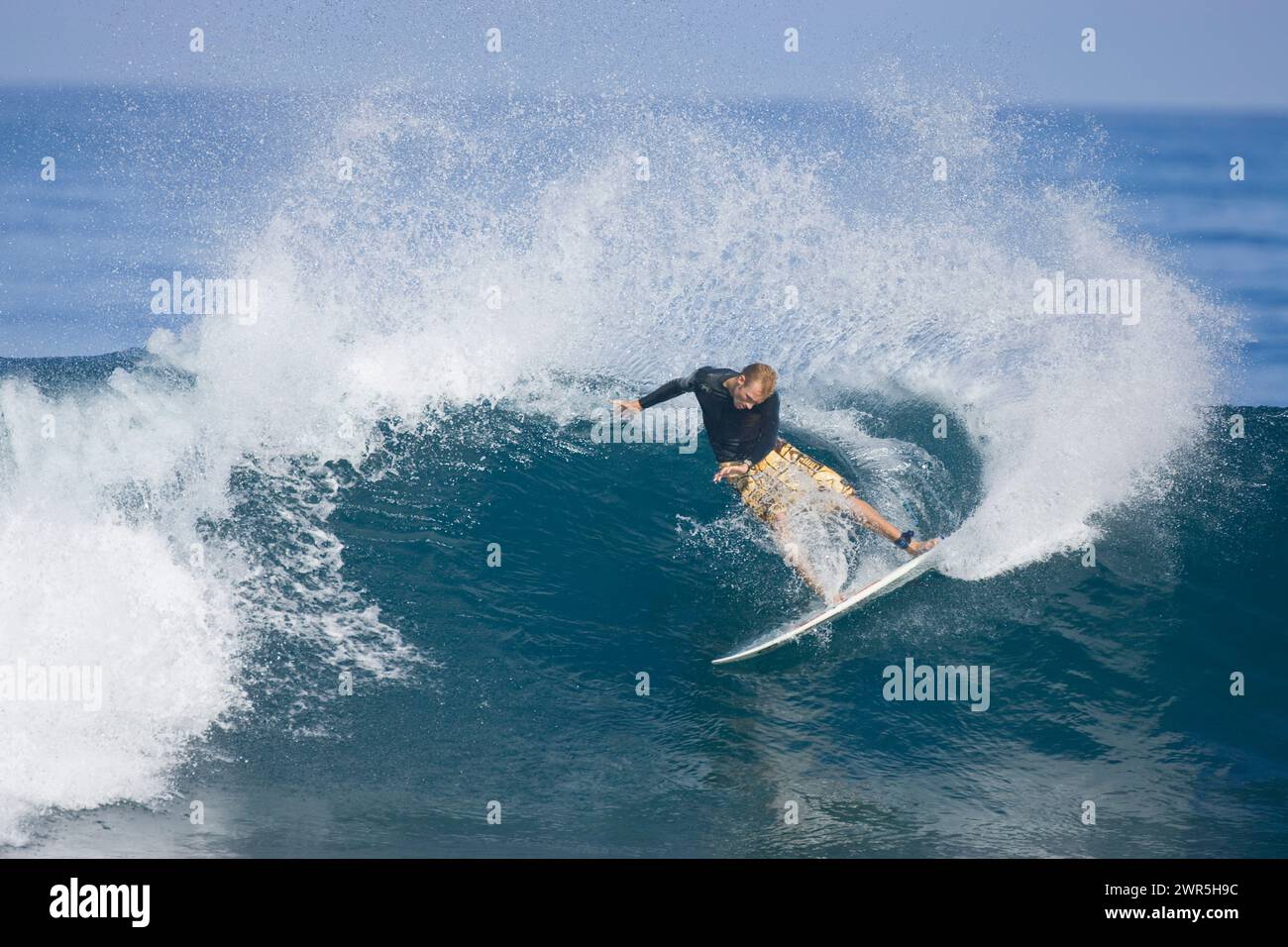 Ein junger Mann, der am Rocky Point am Nordufer von Oahu, Hawaii, surft Stockfoto