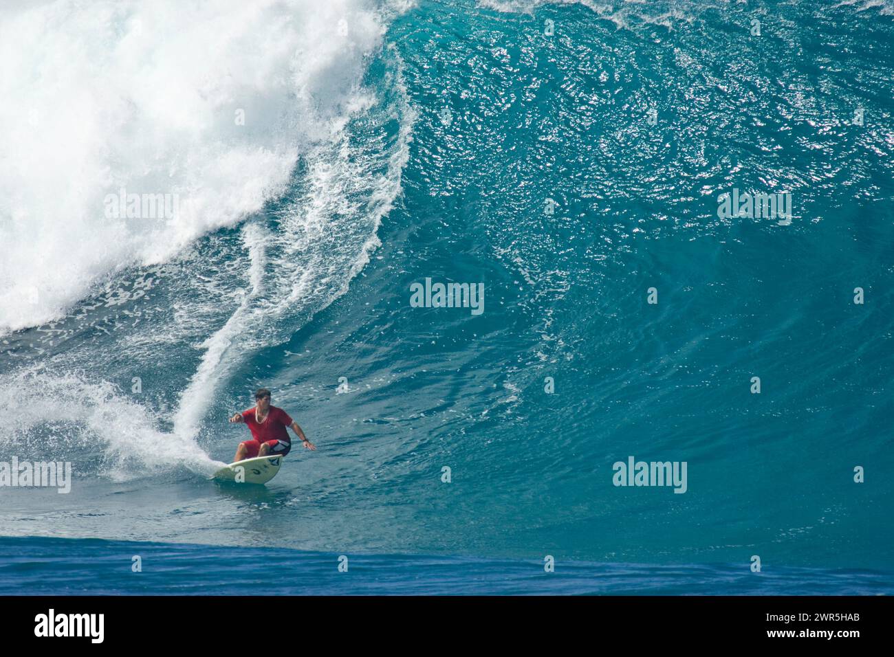 Ein junger Mann schleppt Surfen auf einer großen Welle in Pipeline, Nordufer, Hawaii. Stockfoto