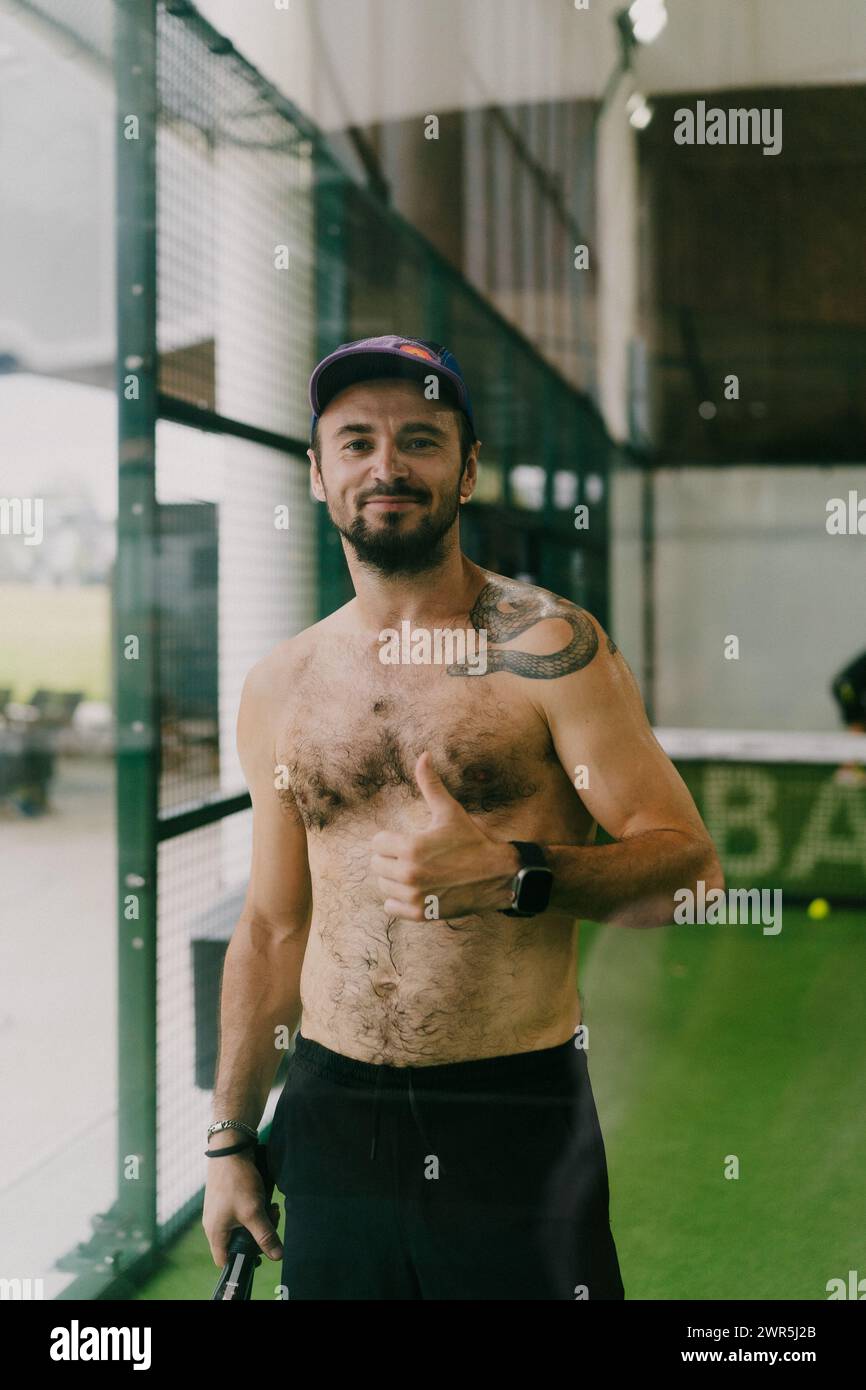 Mann spielt Padel-Tennis auf einem Hallenplatz, Bali. Stockfoto