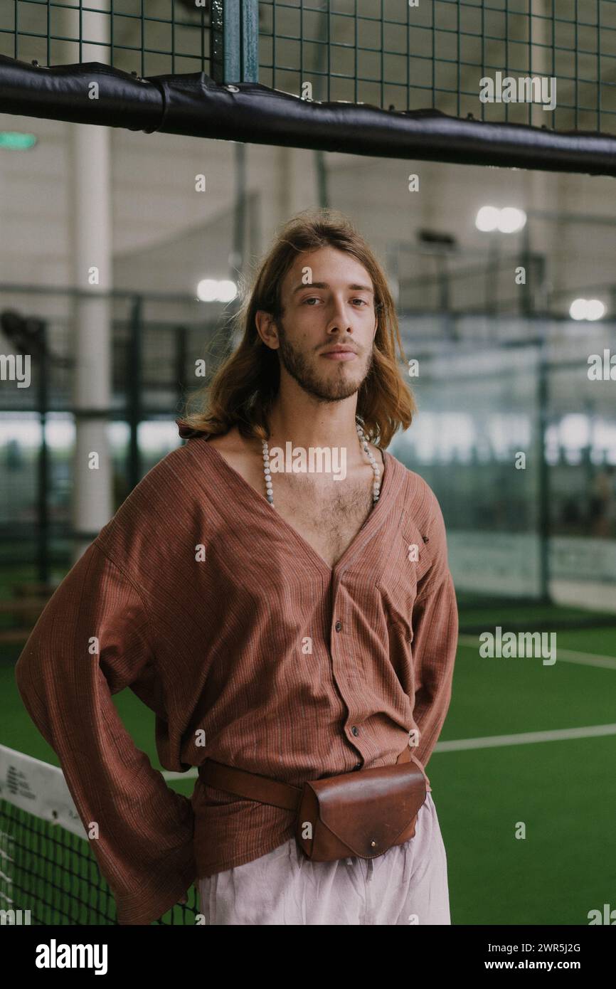 Mann spielt Padel-Tennis auf einem Hallenplatz, Bali. Stockfoto