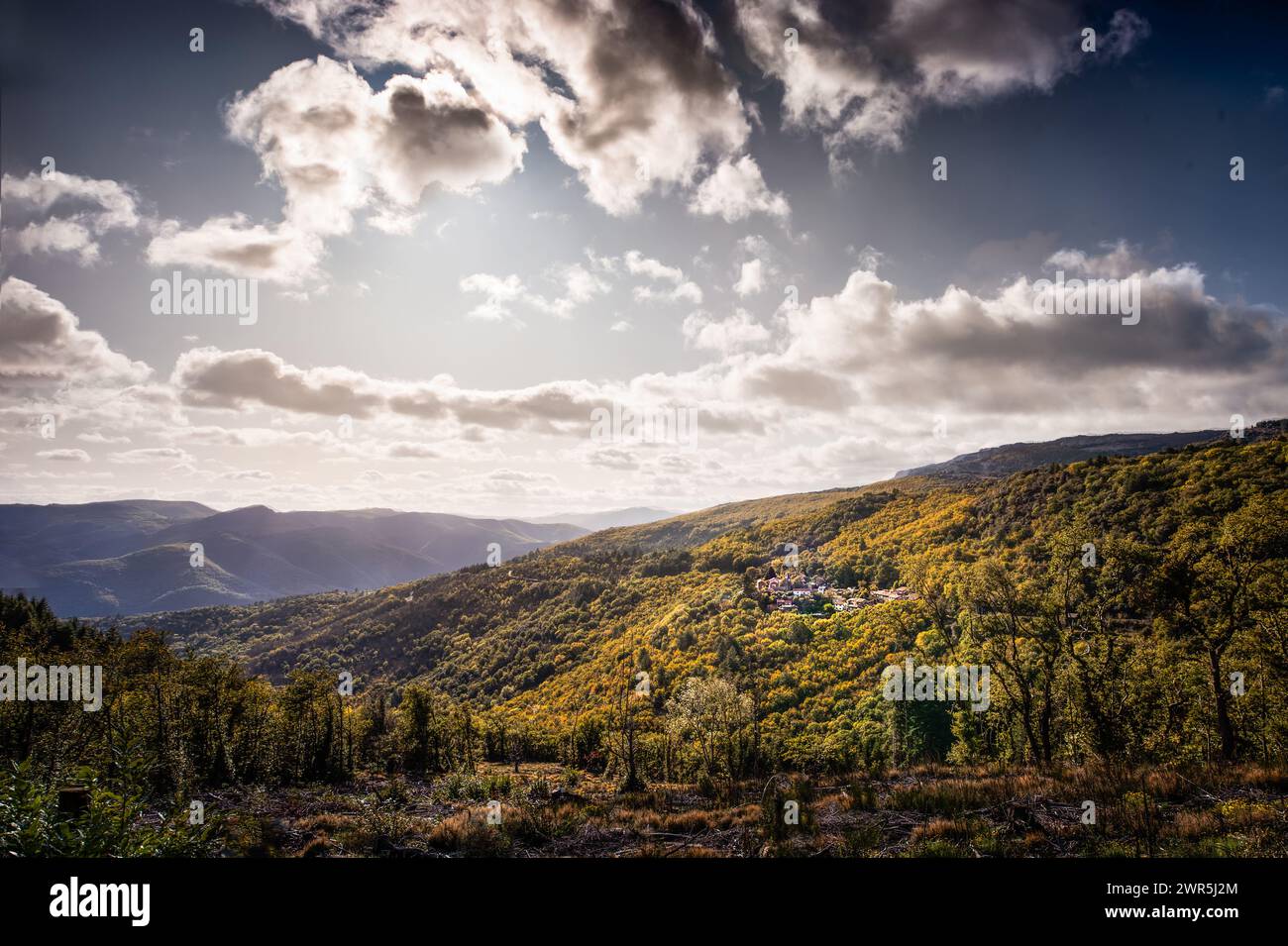 Hügel in der französischen Landschaft in Südfrankreich Stockfoto