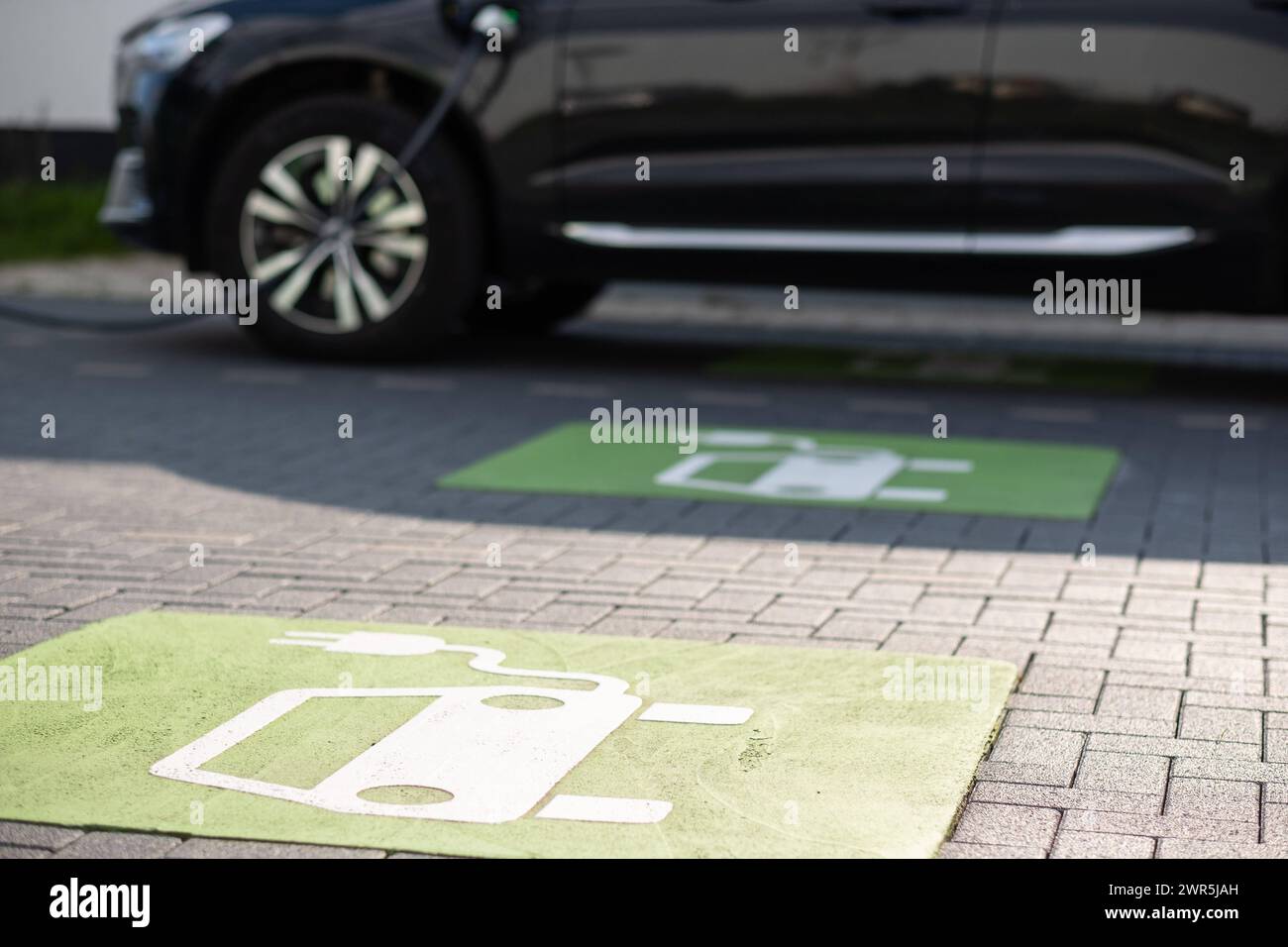 Ein E-Auto lädt an einer öffentlichen Ladestation in Düsseldorf, Deutschland Düsseldorf Nordrhein-Westfalen Deutschland *** ein Elektroauto lädt bei auf Stockfoto