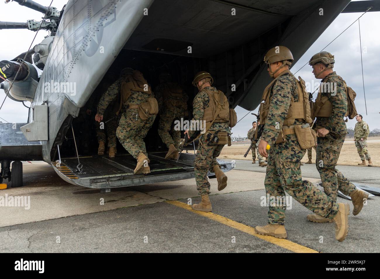 U.S. Marines mit 2. Bataillon, 8. Marine Regiment besteigen einen CH-53E Super Hallion Hubschrauber mit Marine Heavy Helicopter Squadron (HMH) 466 Stockfoto