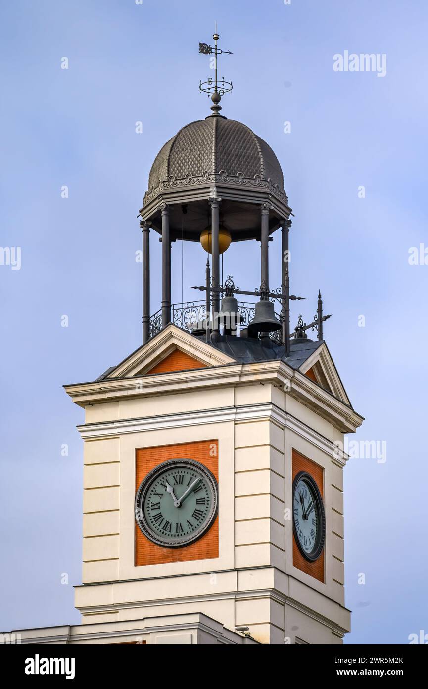 Uhrenturm im königlichen Haus des Postamtes. Architektur und Architektur in Madrid, Spanien Stockfoto