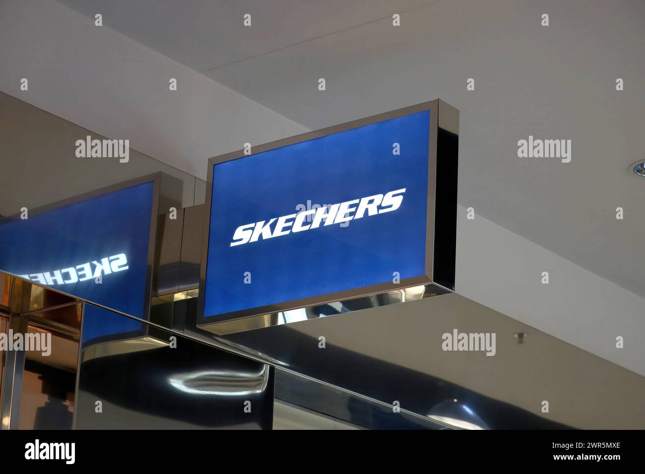 Logo von Skechers im Shop der Shopping Mall. Skechers ist ein US-amerikanisches Schuhunternehmen. Stockfoto