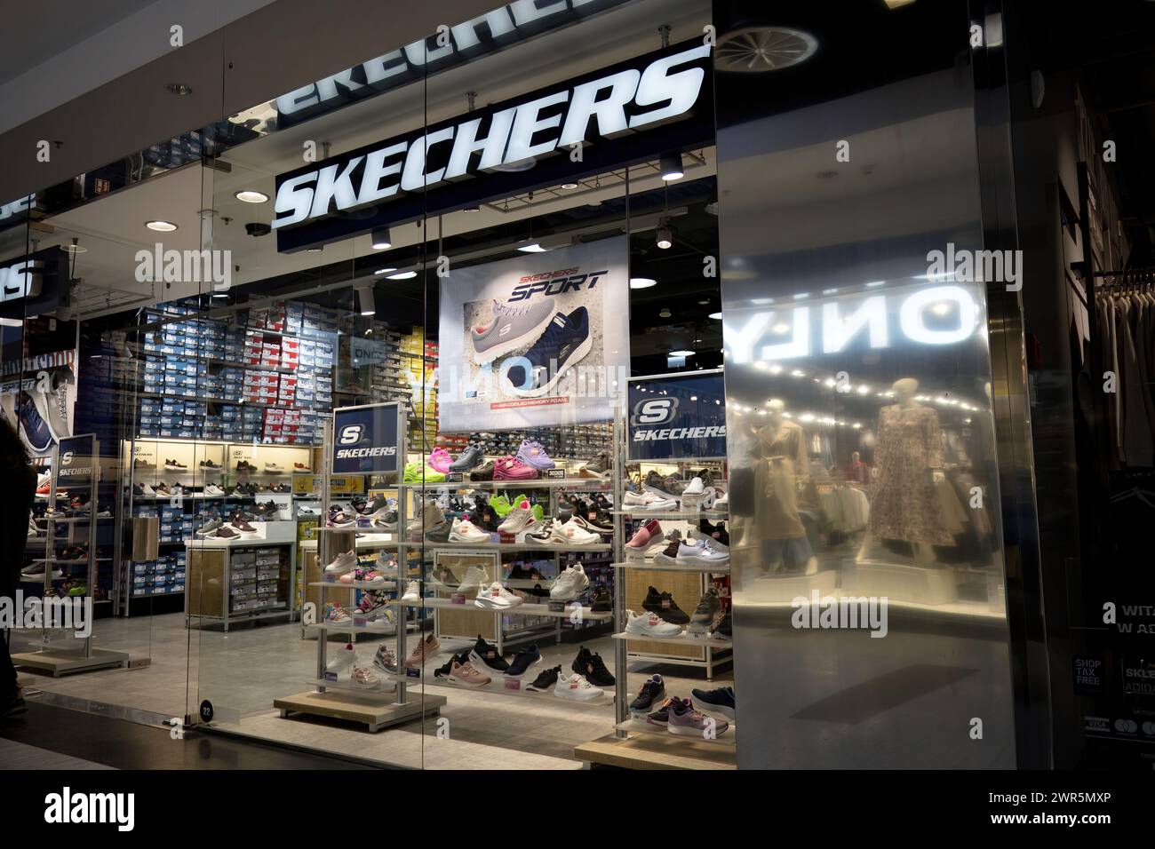 Logo von Skechers im Shop der Shopping Mall. Skechers ist ein US-amerikanisches Schuhunternehmen. Stockfoto