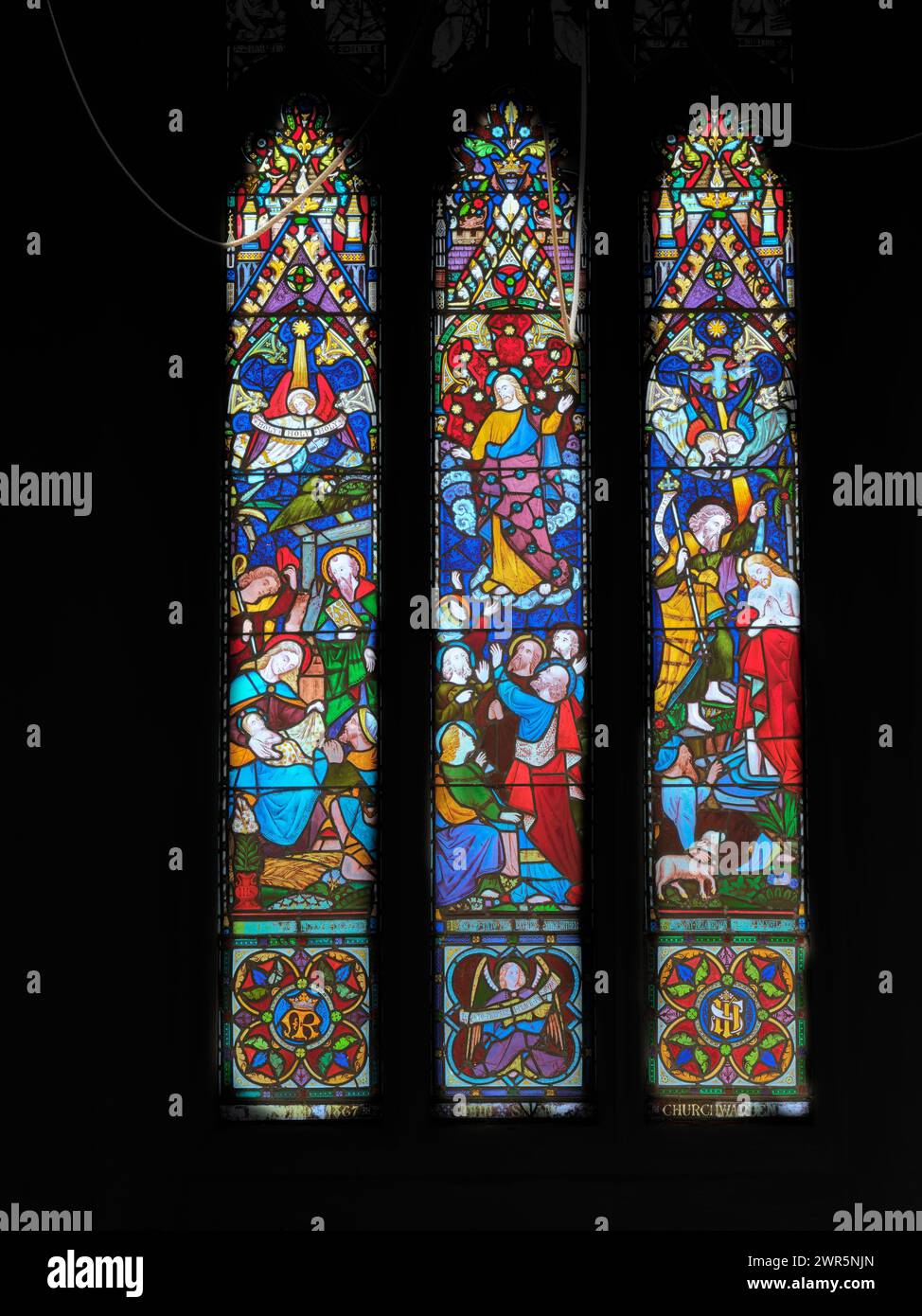 Buntglasfenster mit Ereignissen aus dem Leben Jesu Christi, in der St. Benet's Church aus der sächsischen Zeit, dem ältesten Gebäude in Cambridge, England. Stockfoto
