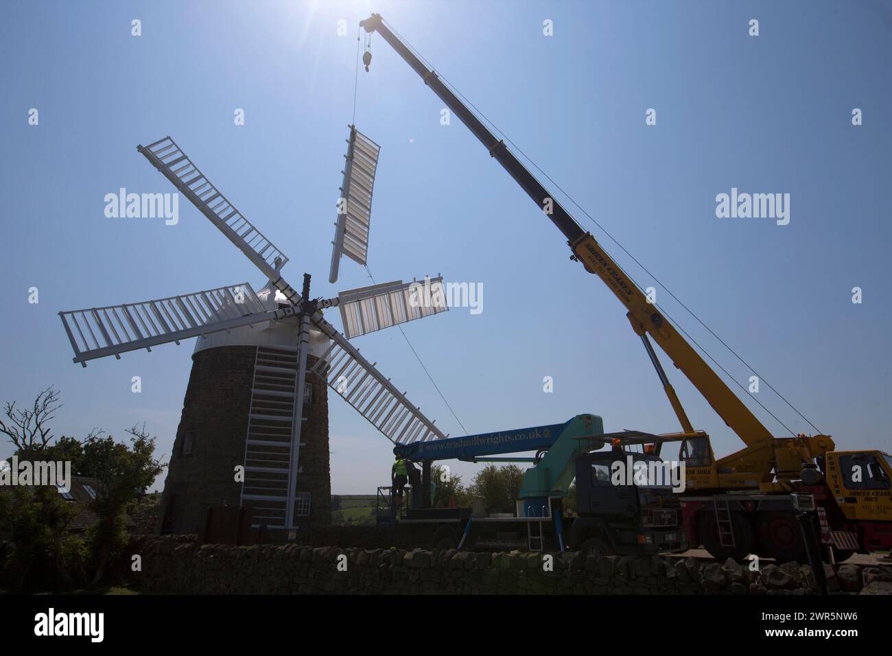 07/06/16 ***mit Video: https://youtu.be/6A5HVYjOzms **** die Segel drehen endlich wieder auf Großbritanniens einziger sechs-segeliger Steinwindmühle, Stockfoto