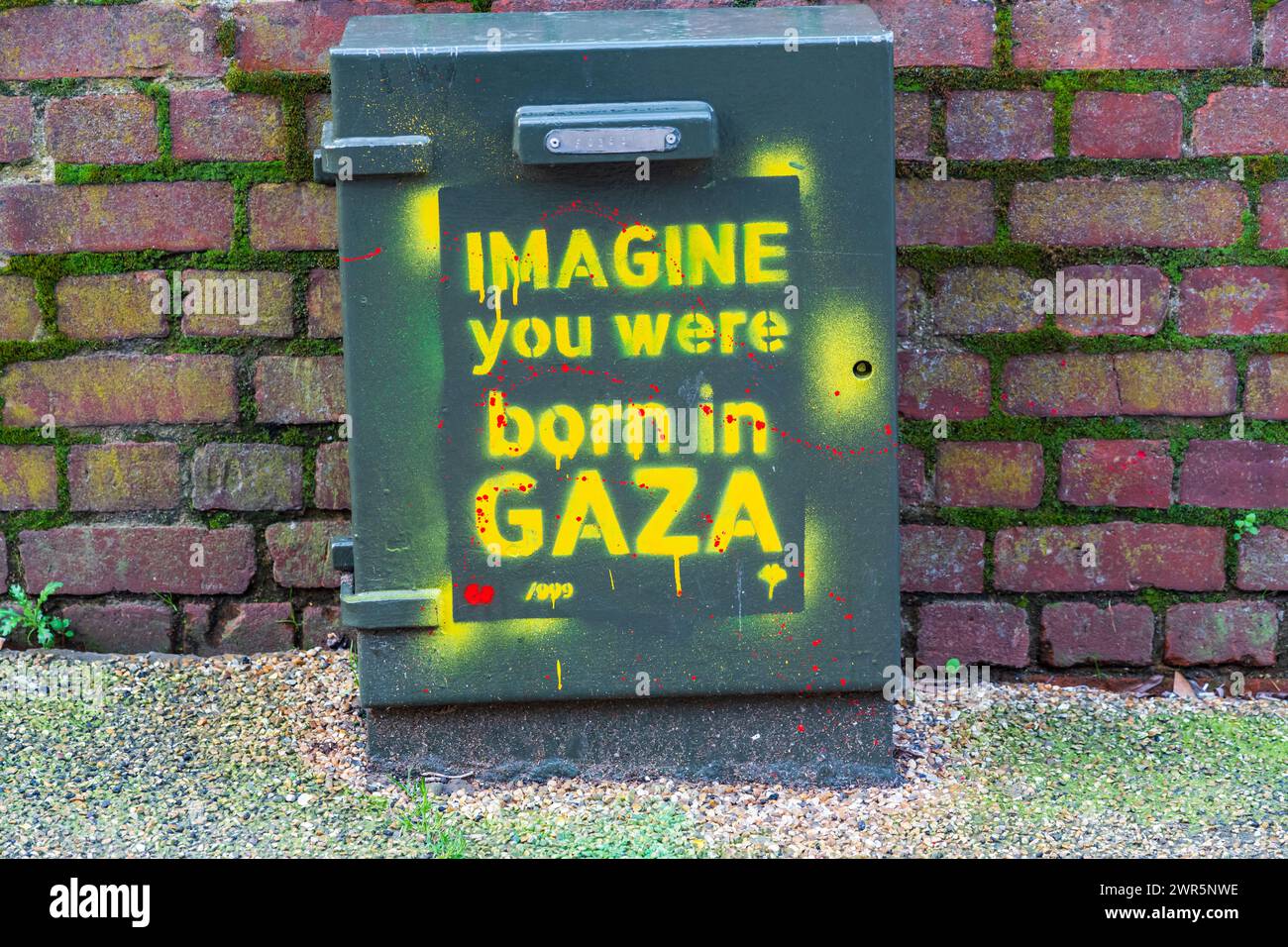 Norwich, Norfolk, Großbritannien - 8. März 2024: Schabloniertes Graffiti "Imagine You were born in Gaza" mit Bezug auf den aktuellen Konflikt in Palästina Stockfoto