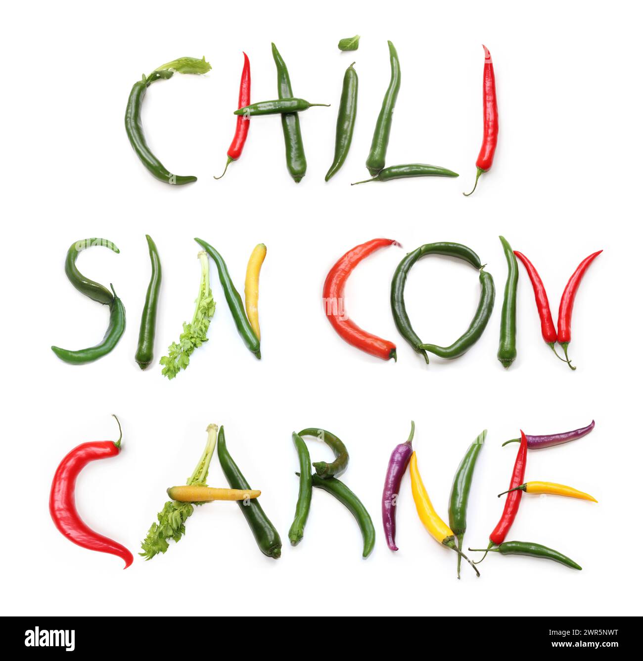 Worte Chili sin oder con carne aus rot, grün, violett, gelb, orange Chili Pfeffer, Salatblätter, Sellerie, Karottenbuchstaben isoliert für Textwort Stockfoto
