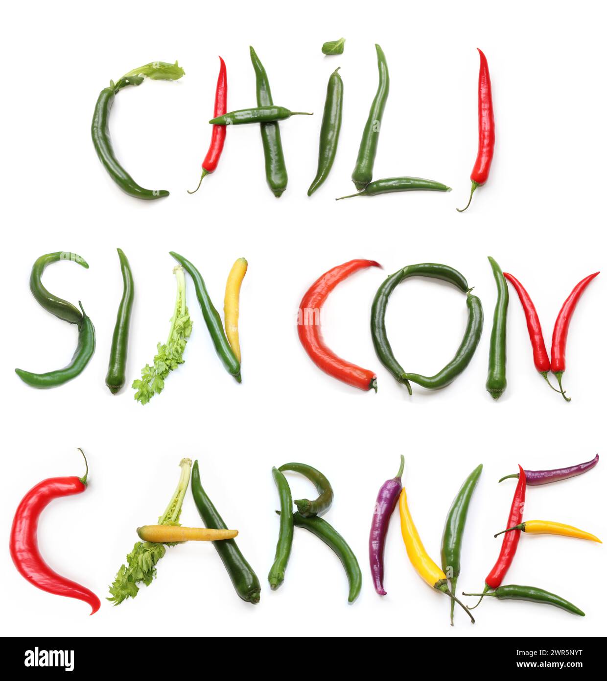 Worte CHILI SIN oder CON CARNE aus rot, grün, lila, gelb, orange Chili Pfeffer, Salatblätter, Sellerie, Karottenbuchstaben isoliert für Textwort Stockfoto