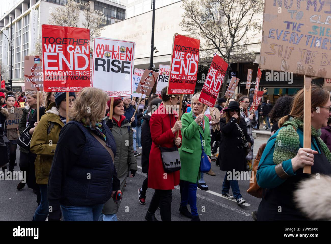 Million Women Rise 2024 organisierte demonstration gegen männliche Gewalt am Samstag, den 08. März, um mit dem Internationalen Frauentag zusammenzufallen. Stockfoto