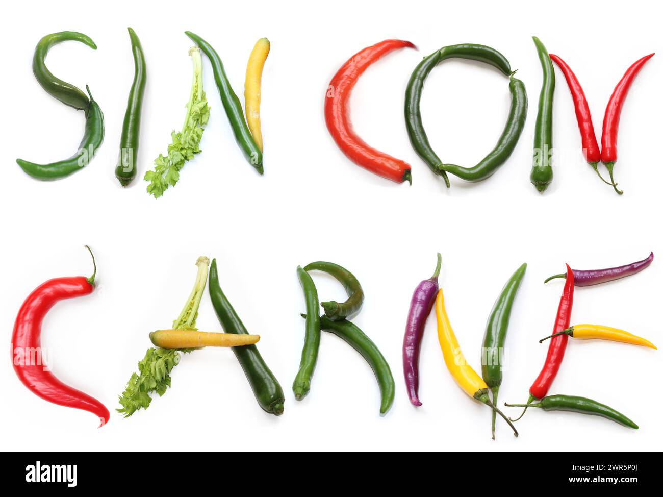 Worte Chili sin oder con carne aus rot, grün, violett, gelb, orange Chili Pfeffer, Salatblätter, Sellerie, Karottenbuchstaben isoliert für Textwort Stockfoto