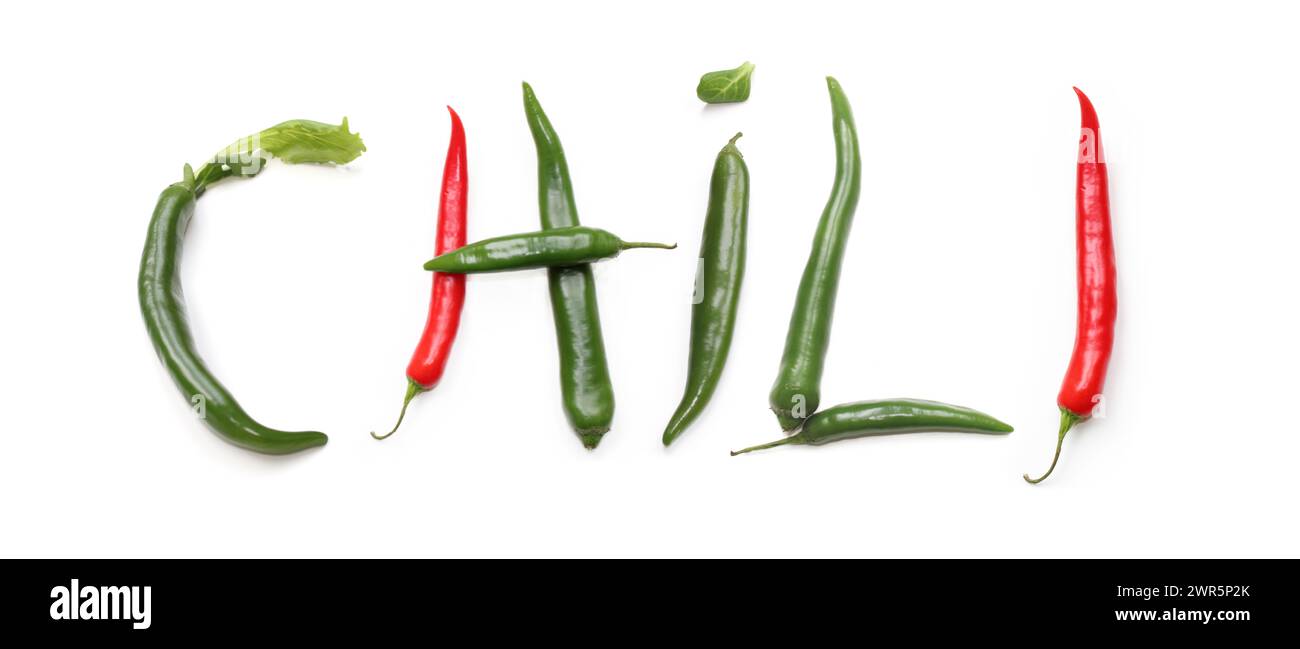 Worte Chili sin oder con carne aus rot, grün, violett, gelb, orange Chili Pfeffer, Salatblätter, Sellerie, Karottenbuchstaben isoliert für Textwort Stockfoto
