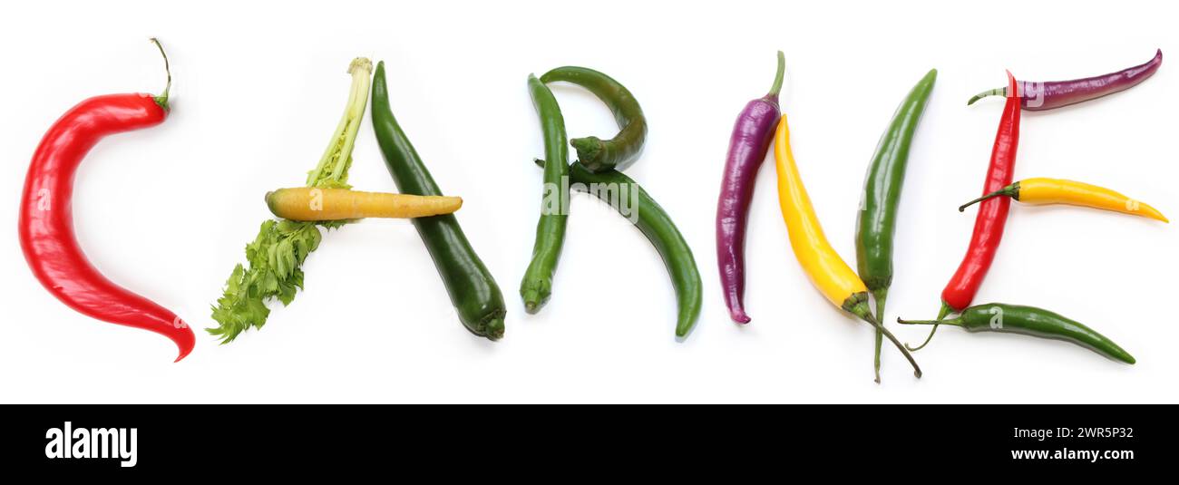 Worte CHILI SIN oder CON CARNE aus rot, grün, lila, gelb, orange Chili Pfeffer, Salatblätter, Sellerie, Karottenbuchstaben isoliert für Textwort Stockfoto