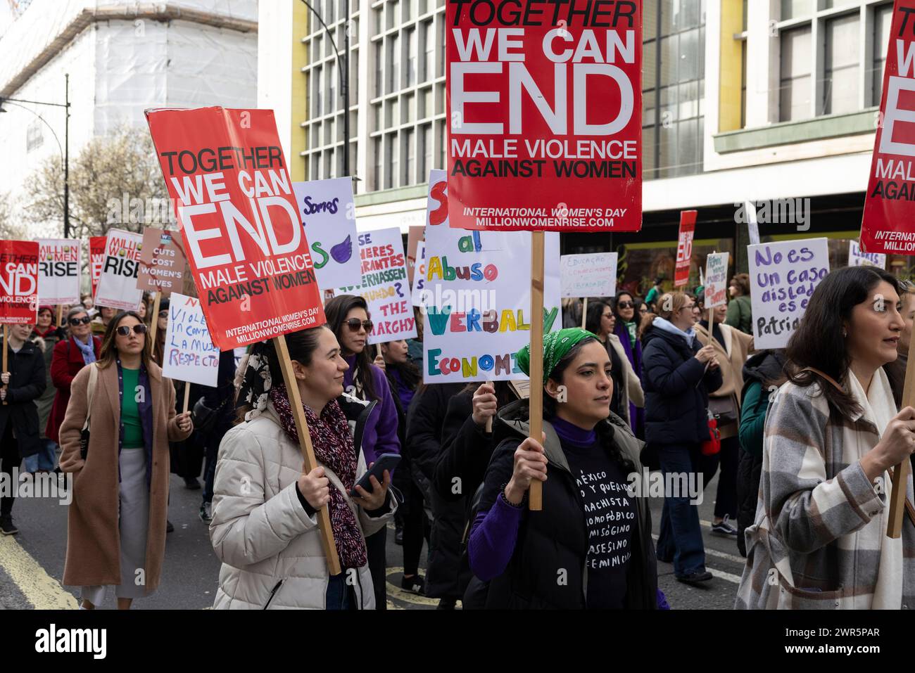 Million Women Rise 2024 organisierte demonstration gegen männliche Gewalt am Samstag, den 08. März, um mit dem Internationalen Frauentag zusammenzufallen. Stockfoto