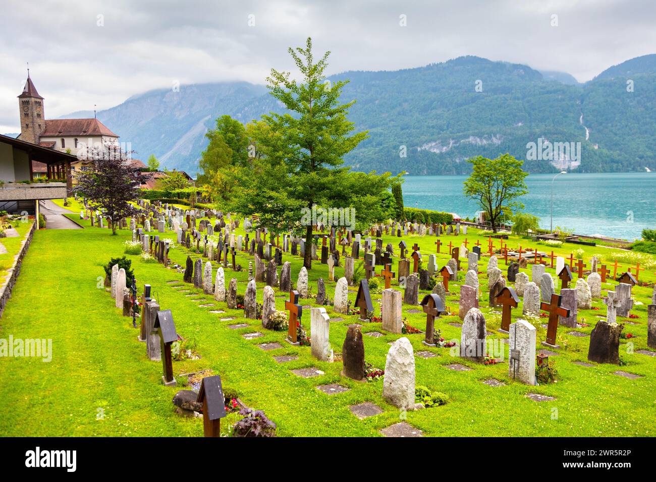 Brienzer Friedhof mit Blick auf den Brienzersee mit evangelisch-reformierter Kirche im Hintergrund, Brienz, Schweiz Stockfoto
