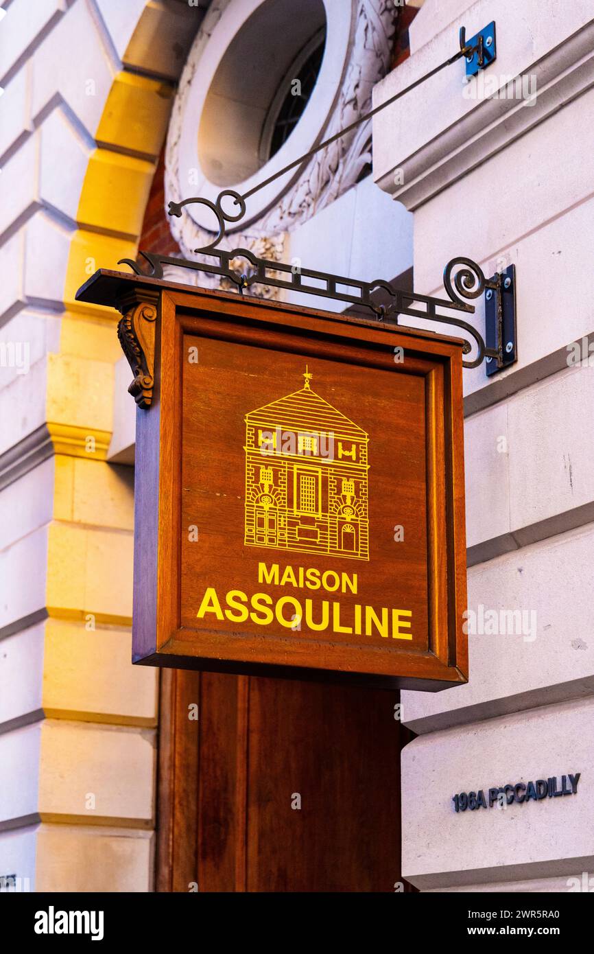 Unterschreiben Sie den Buchladen des Maison Assouline in Piccadilly, London, England Stockfoto