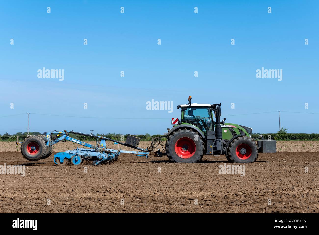 Traktor FENDT 724 mit Scheiben Stockfoto