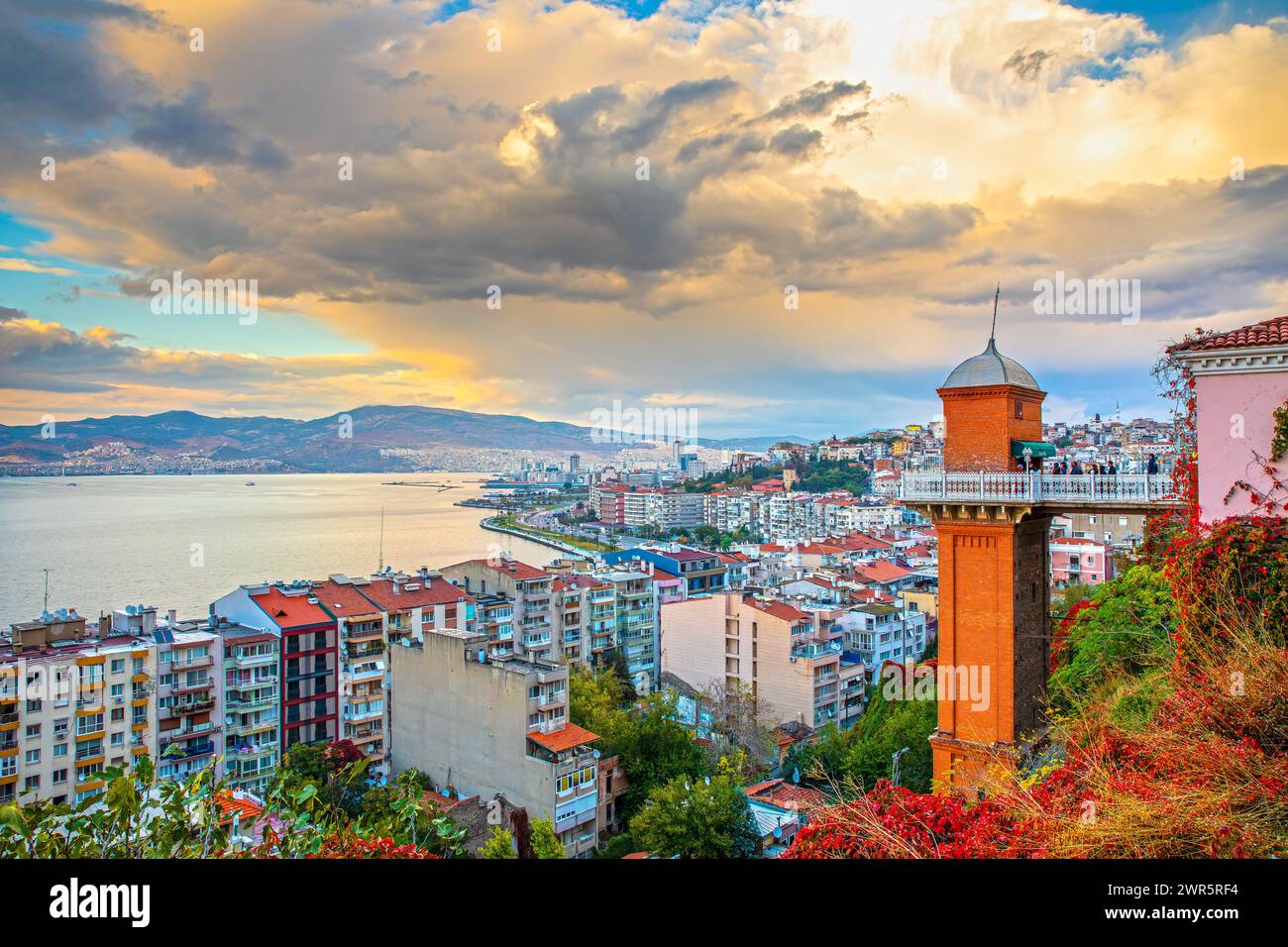 Der historische Aufzug im Bezirk Konak in Izmir, Türkei. Wunderschöner Blick von oben auf Izmir mit historischem Aufzug. Stockfoto