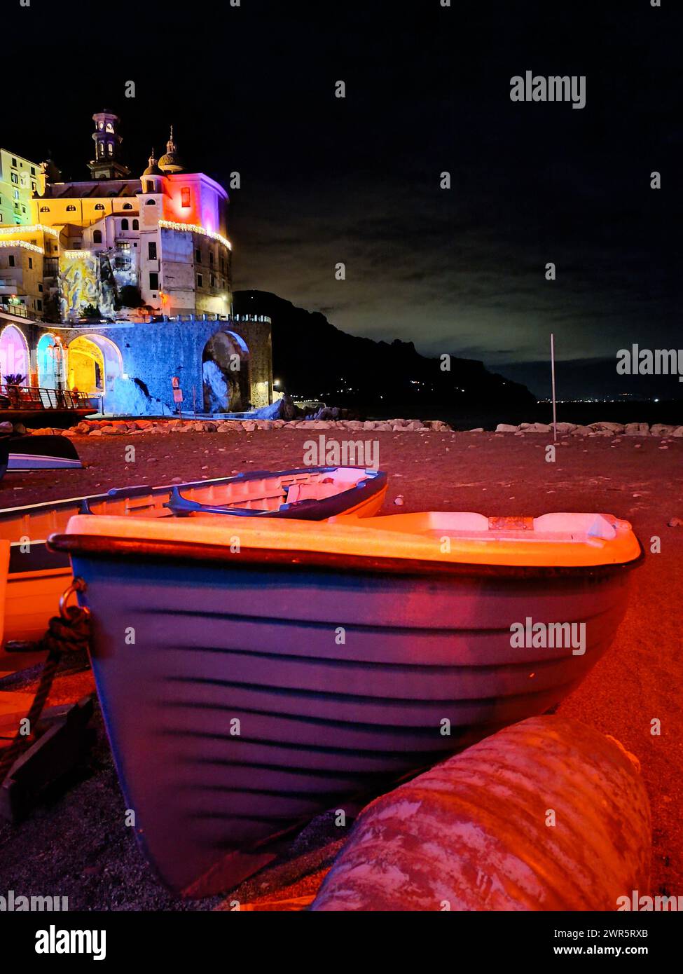 Ein Boot am Strand von Atrani während der Weihnachtszeit. Stockfoto