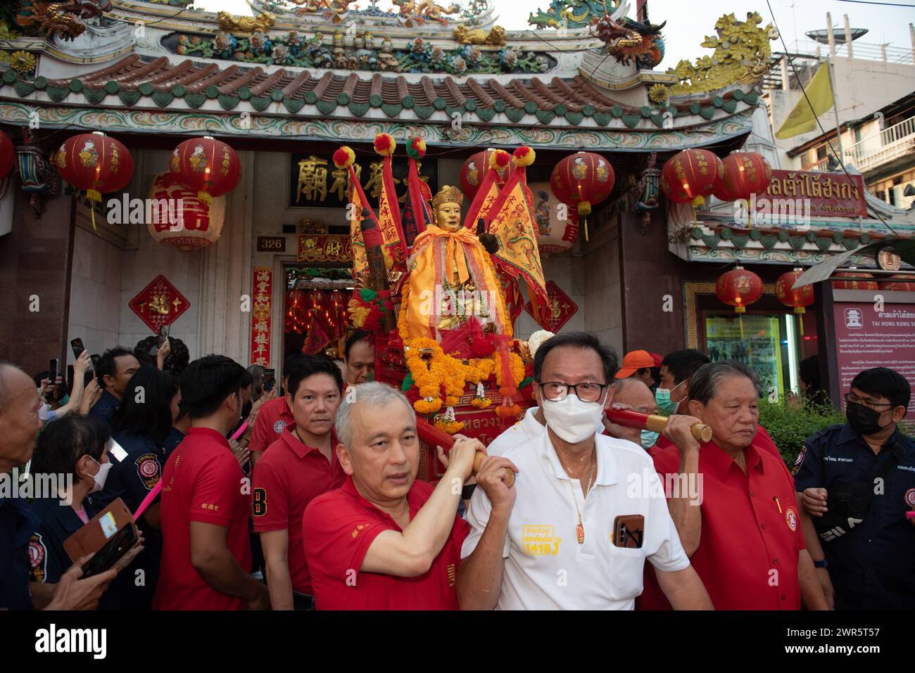 Bangkok, Thailand. März 2024. Gläubige ziehen am 10. März 2024 vor der Poh Teck Tung Foundation in Bangkok eine Statue des Gottes Tai Hong Kong, eine Gottheit und ein heiliges Objekt, das die Menschen respektieren. (Foto: Teera Noisakran/Pacific Press) Credit: Pacific Press Media Production Corp./Alamy Live News Stockfoto