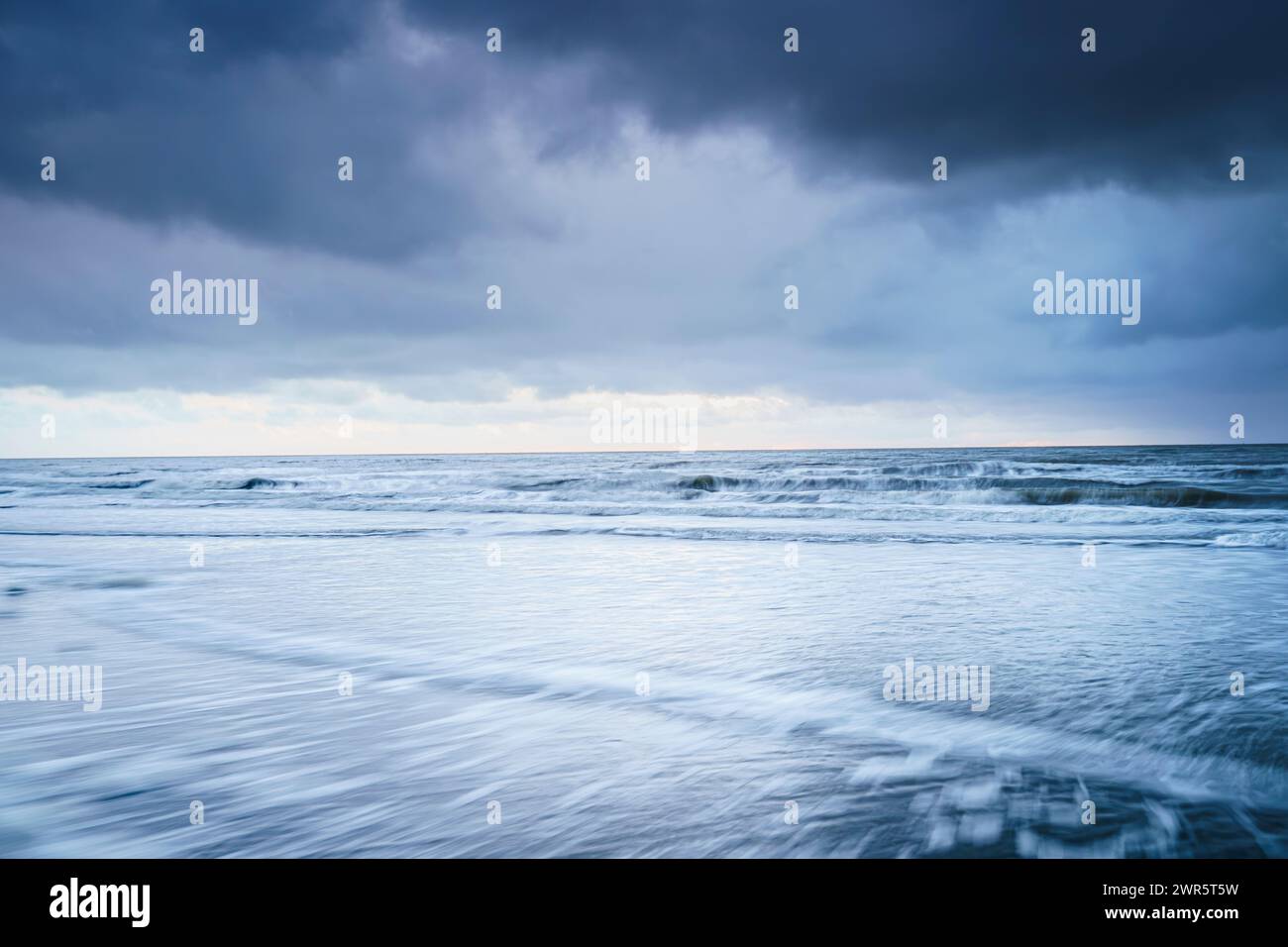 Majestätischer Sonnenaufgang Sonnenuntergang Himmel Hintergrund mit weichen bunten Wolken und dramatischem Sturmhimmel über der Nordsee an der niederländischen Küste. Texel, Niederlande Stockfoto