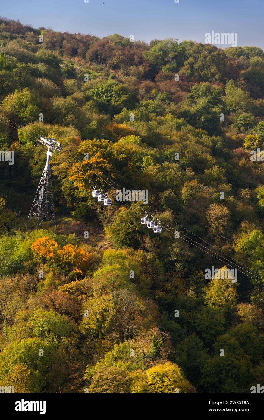 19/10/16 über einem Kaleidoskop in Herbstfarben aufgehängt, begeben sich die Seilbahnen auf die Höhen von Abraham hoch über Matlock Bath in den Derbys Stockfoto