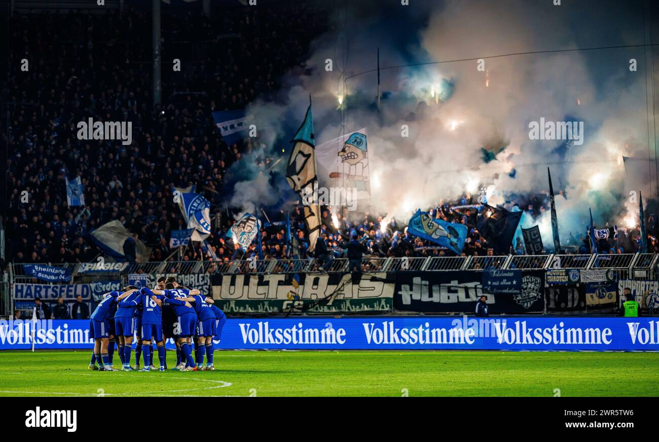 firo: 24.02.2024, Fußball, 2. Liga, Saison 2023.2024, 1. FC Magdeburg - FC Schalke 04 das FC Schalke 04 Team vor dem Spiel, Bengali Feuer, Rauchbombe, Fan Curve, Fan Block, Stockfoto